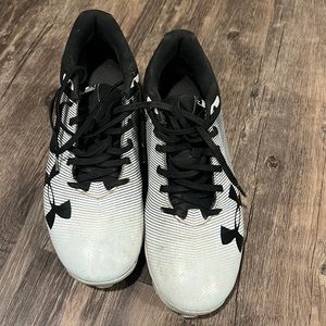 Boys size 6 under armor baseball cleats.